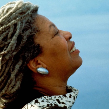 Seitliches Portrait von Toni Morrison, die gen Himmel schaut