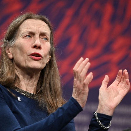 Mariette Rissenbeek, scheidende Geschäftsführerin der Berlinale, steht vor Beginn der Pressekonferenz zur Vorstellung des Berlinale-Programms 2024 auf der Bühne (Bild: picture alliance/dpa/Jens Kalaene)