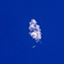 Überreste eines großen Ballons schweben am Himmel über dem Atlantischen Ozean vor der Küste South Carolinas.