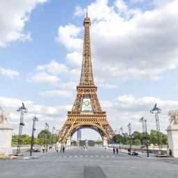 Am Eiffelturm in Paris hängt das Logo der Olympischen Spiele mit den Olympischen Ringen.