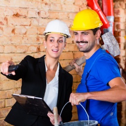 Frau und Mann auf einer Baustelle