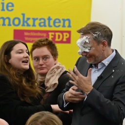 Christian Lindner mit Torte