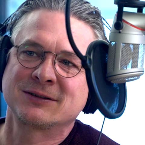 Christian Beeck hinter einem Mikrofon (Foto: rbb)
