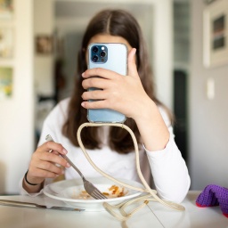 Essstörung bei Jugendlichen. Smartphone Nutzung.