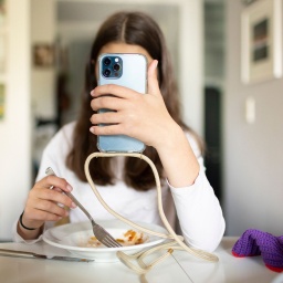 Essstörung bei Jugendlichen. Smartphone Nutzung.