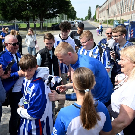 Hertha-Torwart Oliver Christensen gibt Fans Autogramme