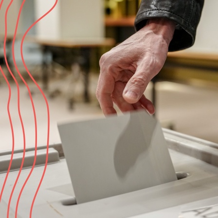 Ein Wähler gibt seine Stimme für die 
Bundestagswahl ab.