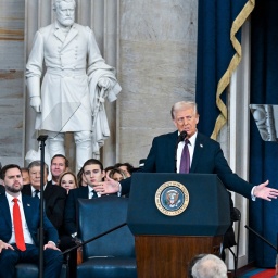 Präsident Donald Trump spricht nach der Vereidigung in der Rotunde des US-Kapitols in Washington. 