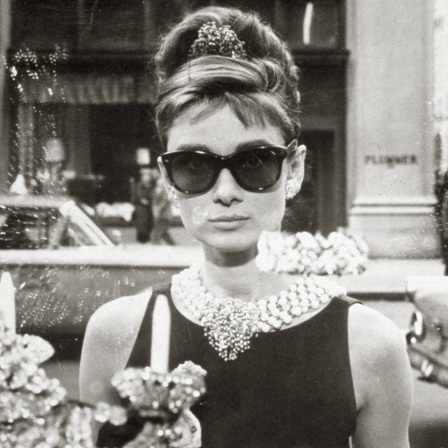 Audrey Hepburn 1961 mit Sonnenbrille im Film "Breakfast at Tiffany's"