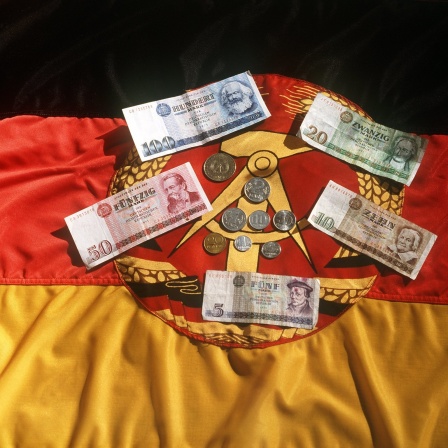 Die Flagge der ehemaligen DDR und Ostmark-Geldscheine und Münzen (Archivbild)