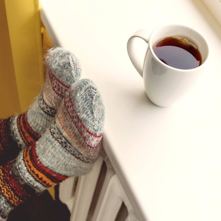 Tasse Kaffe auf einer Heizung