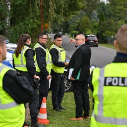 Michael Stübgen (CDU, 2.v.r), Innenminister von Brandenburg, unterhält sich bei einer Polizei-Kontrolle gegen Schleuser mit Beamten.