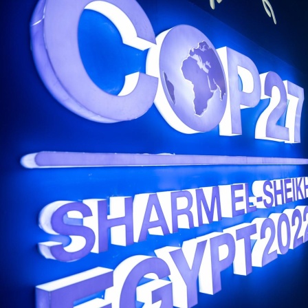 Bei der Abschlusszeremonie vom UN-Klimagipfel COP27 leuchtet das Logo des Klimagipfels.