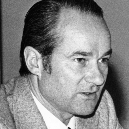 Reinhard Mohn auf einer Bertelsmann-Pressekonferenz im Jahre 1975 (Archivbild)