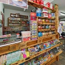 Kiosk voll mit Süßwaren, Getränken und Tabakwaren