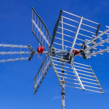 DVB-T-Antenne vor blauem Himmel: Beim Fernsehen können Zeitverzögerungen von 5 Sekunden oder noch länger auftreten, besonders über DVB-T - also der digitalen terrestrischen Verbreitung.