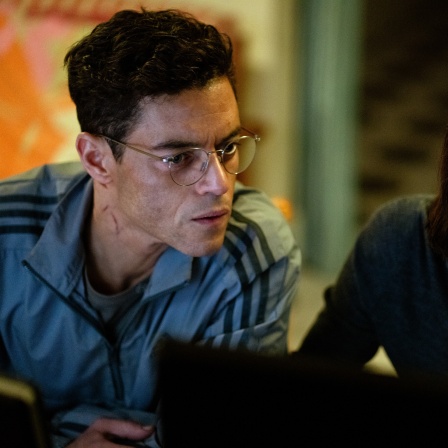 Schaupsieler Rami Malek als CIA-Decoder Charlie Heller im Film &#034;The Amateur&#034;