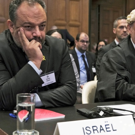 Malcolm Shaw (rechts), Jurist aus Großbritannien, und Tal Becker (links), Rechtsberater des israelischen Außenministeriums, während der Eröffnung der Anhörungen am Internationalen Gerichtshof in Den Haag.