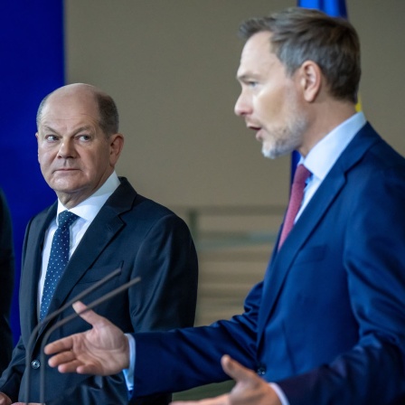 Bundeswirtschaftsminister Robert Habeck (Grüne), Bundeskanzler Olaf Scholz (SPD) und Bundesfinanzminister Christian Lindner (FDP) geben ein Pressestatement im Bundeskanzleramt.