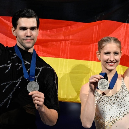 Nikita Volodin und Minerva Hase mit ihren Medaillen