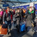 Ukrainische Flüchtlinge kommen am Berliner Hauptbahnhof an. Eine Familie geht mit Gepäck den Bahnsteig entlang.