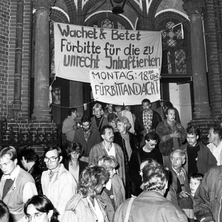 ARCHIV, Ost-Berlin, 18.10.1989: In der Gethsemanekirche finden seit Anfang Oktober 1989 regelmäßig Mahnwachen und Fürbitten für die Teilnehmer von Friedensandachten in Leipzig teil, die in den letzten Wochen verhaftet wurden (Bild: picture alliance/Chris Hoffmann)