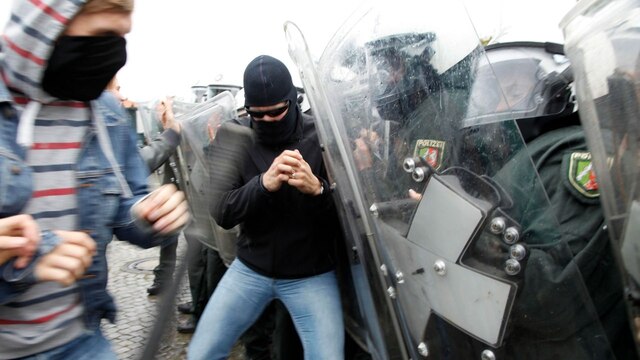 Das Bild zeigt eine Szene zwischen Demonstranten und Polizei