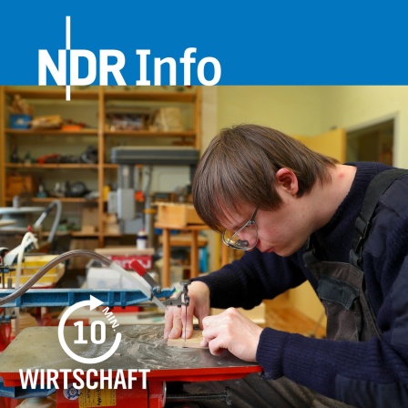 Philipp, ein Jugendlicher mit Down-Syndrom, arbeitet an der Dekupiersäge in der Holzwerkstatt der Goldbach Werkstatt Nürnberg, eine Werkstatt für Menschen mit Behinderung. 