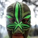 Ein Mann trägt eine Maske mit der Darstellung eines Cannabisblattes.