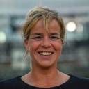 NRW-Grünen-Spitzenkandidatin Mona Neubaur strahlt am Abend der Landtagswahl.
