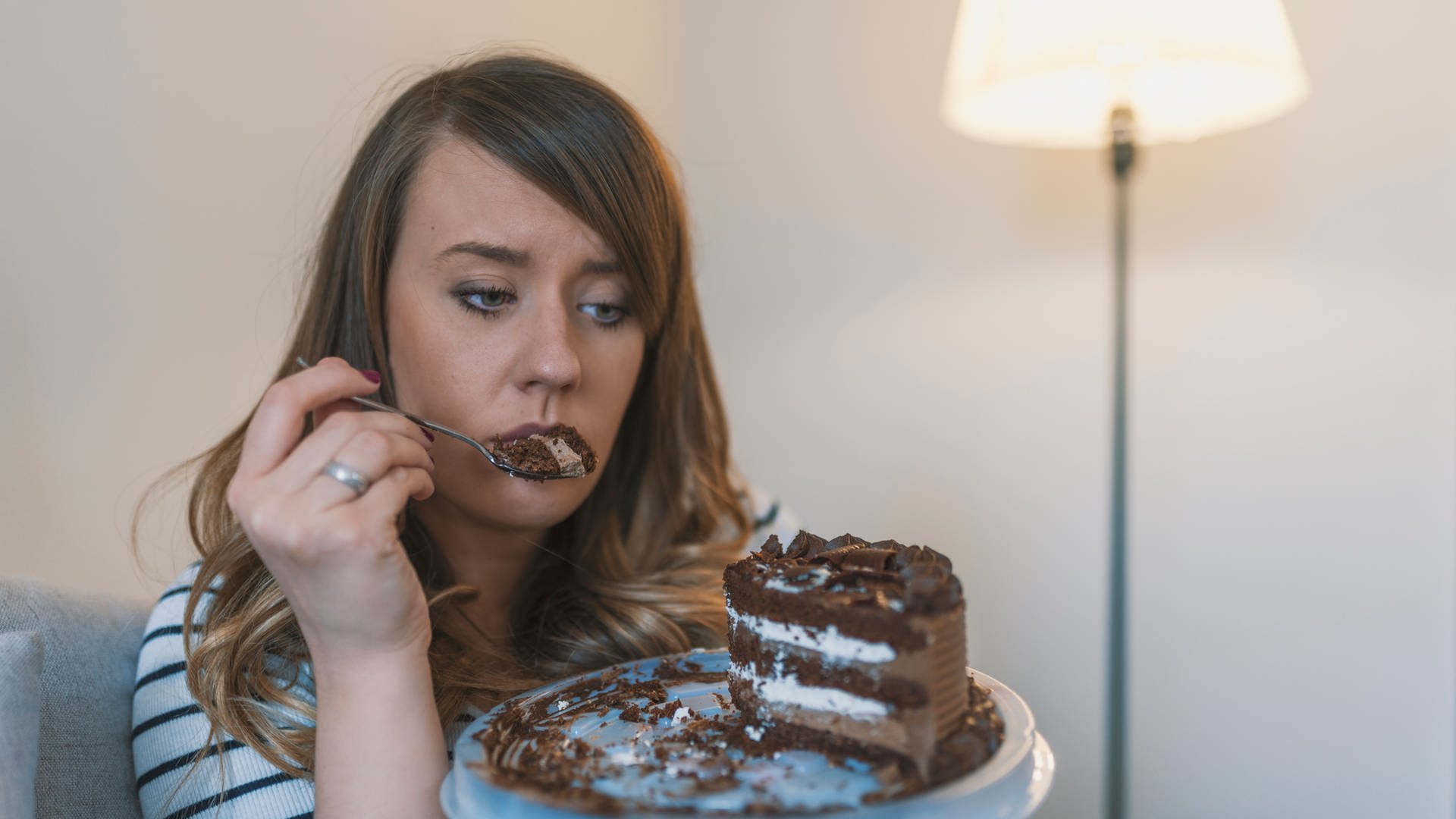 тортик для девушки. девушка ест сладости. человек с едой. во сне приснились конфеты. есть сладости во сне к чему.