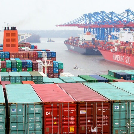 Das Containerschiff "CSCL Globe" der Reederei China Shipping Group wird für das Verladen vorbereitet.