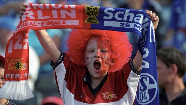 Kleiner Fan von Union Berlin präsentiert den Freundschaftsschal anläßlich des DFB Pokalfinales 2001 zwischen Union Berlin und Schalke (Bild: IMAGO / Kicker/Liedel)