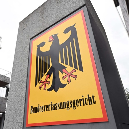 Ein Hinweisschild mit Bundesadler und dem Schriftzug Bundesverfassungsgericht, aufgenommen vor dem Gericht. 