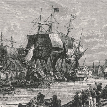 Ein alter Stich zeigt Schiffe in einem Hafen, von denen Kisten ins Wasser geworfen werden. 