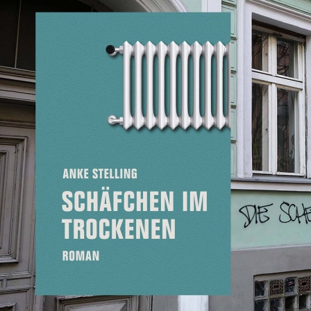 Berliner Hausfassade + Buchcover Anke Stelling: "Schäfchen im Trockenen"© imago/Norbert SCHMIDT 