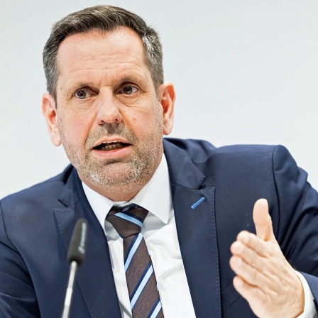 Olaf Lies (SPD), Wirtschaftsminister Niedersachsen, spricht bei einer Pressekonferenz.
