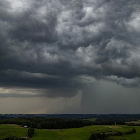 Luftaufnahme - Dunkle Wolken am Himmel (Siegen-Oberschelden)