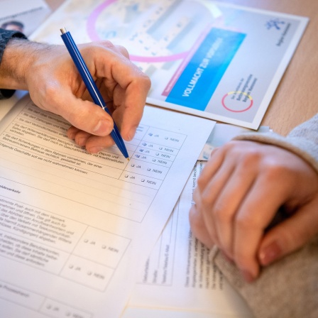 Im Büro der Arbeiterwohlfahrt (AWO) berät 2019 ein Betreuer einen Klienten zur Thema Betreuungsverfügung. Mit der Frage nach rechtlicher Betreuung sollten sich die Menschen in Niedersachsen nach Ansicht der Justizministerin intensiver befassen.
