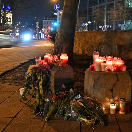 Blumen und Kerzen stehen in der Münchner Innenstadt in der Nähe des Stiglmaierplatzes, wo ein Auto in einen Demonstrationszug gefahren ist. Mehrere Menschen wurden zum Teil schwerstverletzt.
