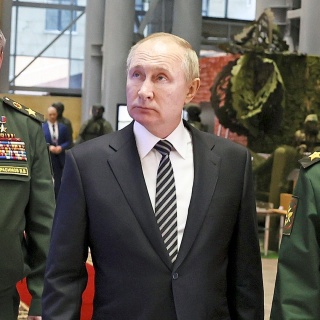 Der russische Präsident Wladimir Putin, begleitet vom russischen Verteidigungsminister Sergei Shoigu, rechts, und dem Generalstab Valery Gerasimov, links