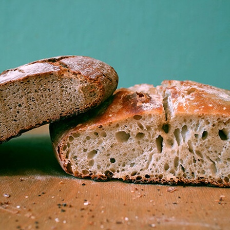 Ein aufgeschnittenes Brot