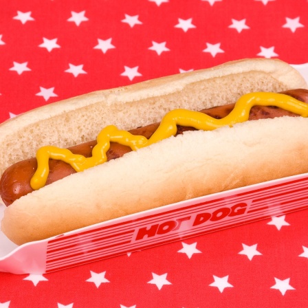 Hotdog mit Senf. Symbolfoto.
