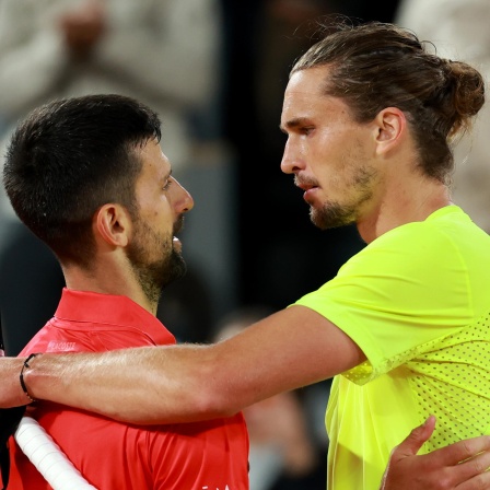 Alexander Zverev gratuliert Novak Djokovic