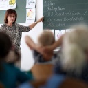 Schulleiterin Helga Frenzel unterrichtet in einer zweiten Klasse 2 der Grundschule in Sachsendorf (bei Barby). 