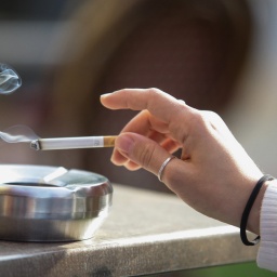 Symbolbild Rauchen: In Großbritannien wird ein gesetzliches Rauchverbot diskutiert