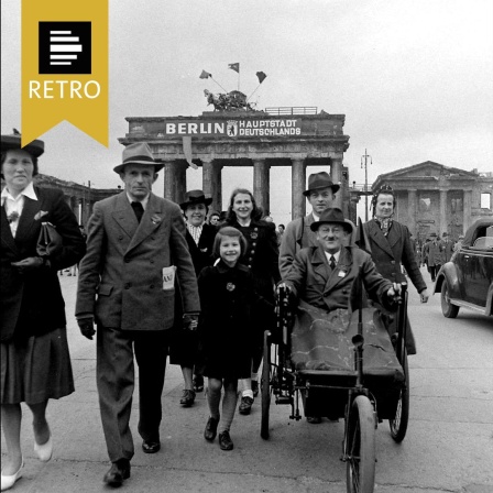 Menschen bei einer Maikundgebung im Mai 1948 vor dem Brandenburger Tor in Berlin.