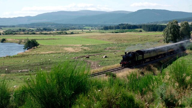Zug fährt durch die Highlands Schottlands