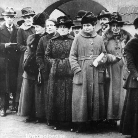Frauen stehen 1919 in einer Schlange vor einem Wahllokal