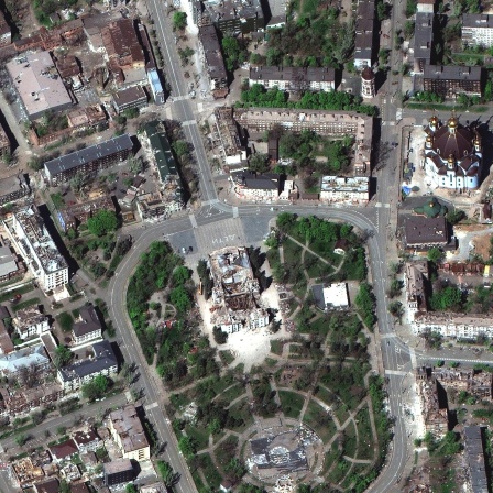 Ein von Maxar Technologies bereitgestelltes Satellitenbild zeigt das zerstörte Theater von Mariupol inmitten weiterer Gebäude und Straßen am 29. April 2022. 